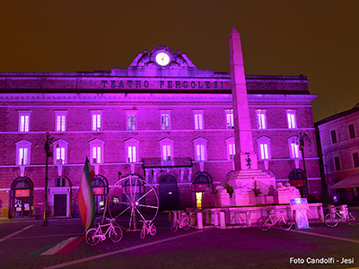 Piazza della Repubblica colorata di rosa